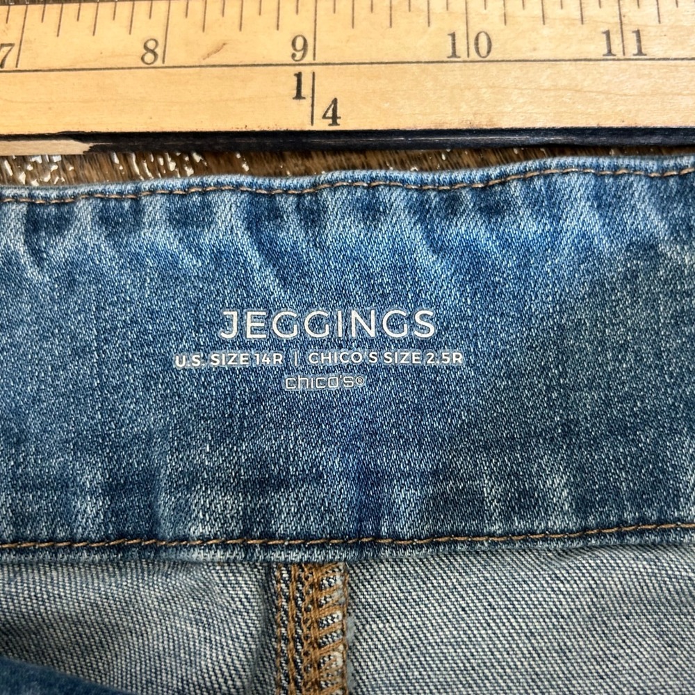 Chicos Light Wash Pull On Denim Jeggings Frayed Hem Size 2.5R US 14R - Picture 8 of 9